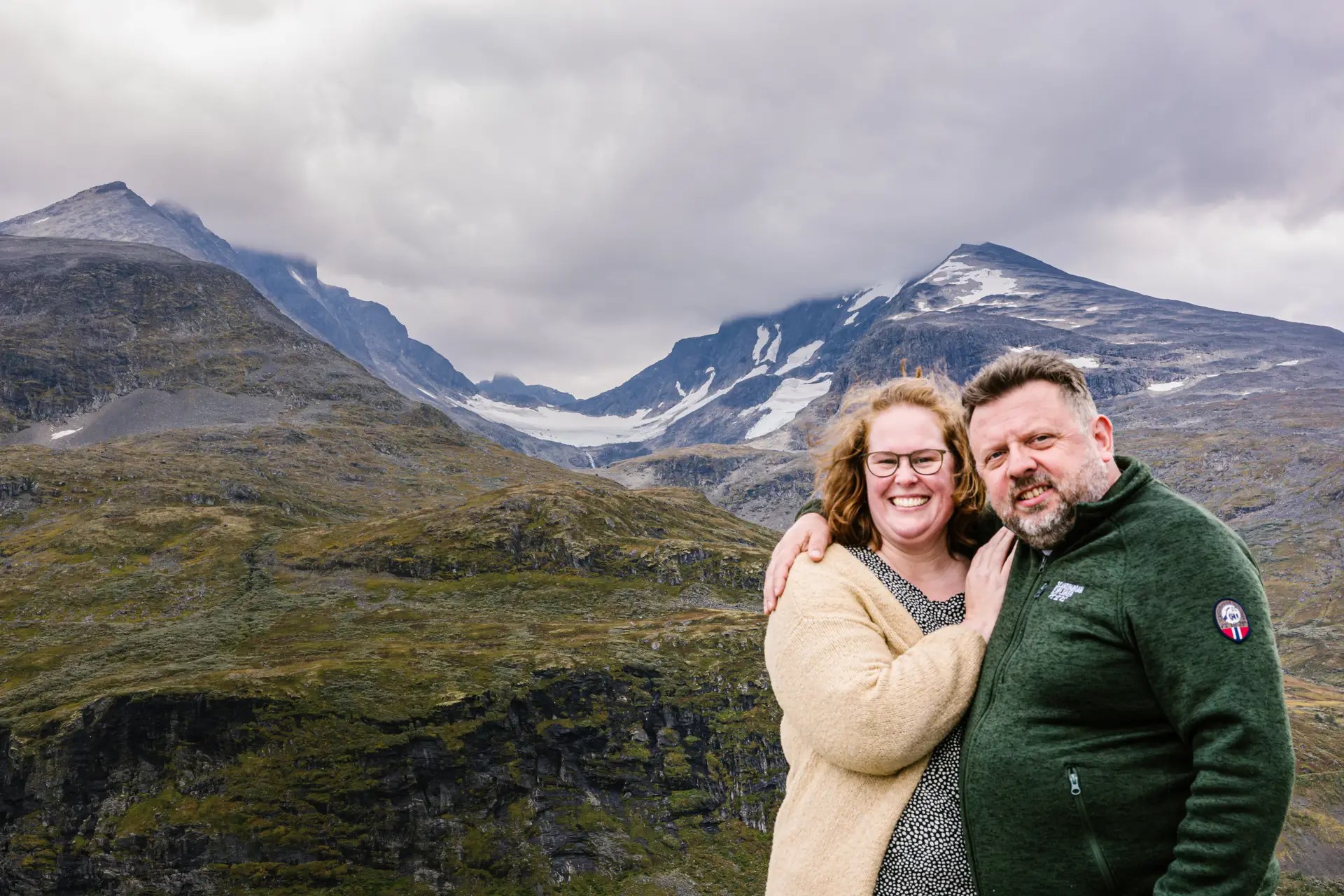 Stephanie en haar man Oscar tijdens een vakantie in Noorwegen, genietend van de natuur tussen de bergen.