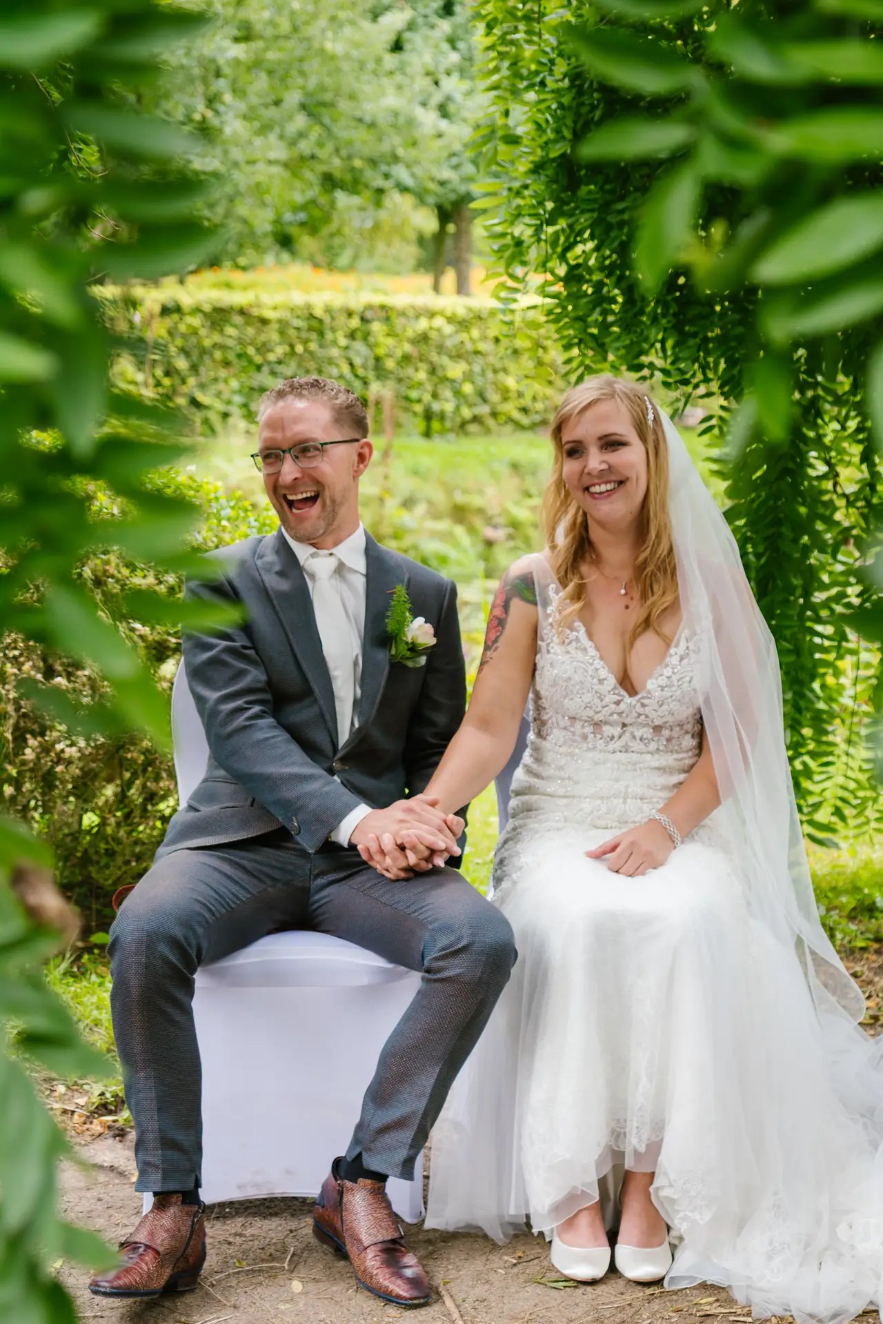 Bruidspaar tijdens een ceremonie in een groene tuin, vastgelegd door trouwfotograaf Stephoto