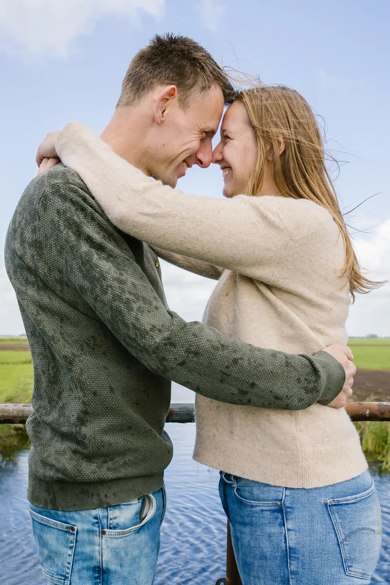 Loveshoot van een stel dat elkaar omhelst tijdens een fotoshoot in de natuur