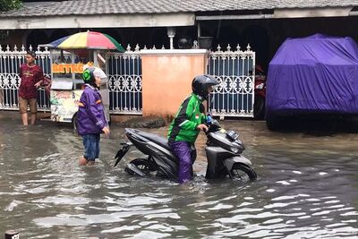 Ada Batasan Menerobos Genangan Air dengan Motor Matic