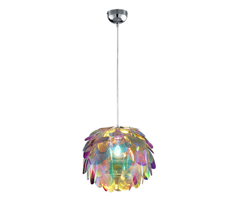 Iriserende hanglamp met gelaagde, doorschijnende, bloemblaadjesachtige stukken die aan een zilveren armatuur hangen en een kleurrijk lichtspectrum verspreiden.