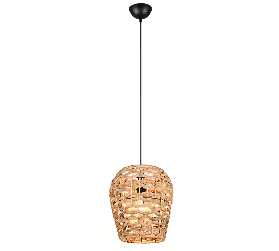 Een geweven rotan hanglamp met een zwart snoer en plafondarmatuur, die warm licht uitstraalt. Het mandachtige ontwerp van de lamp creëert een gestructureerde, gezellige gloed.