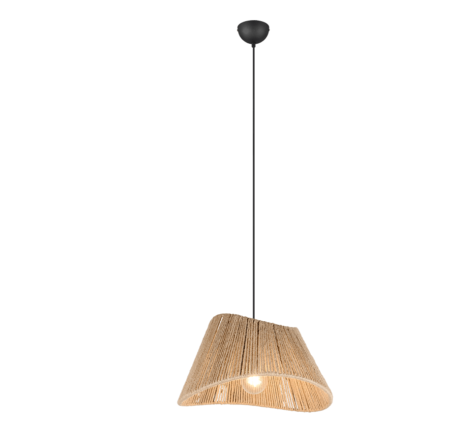 Een moderne hanglamp met een geweven, asymmetrische kap gemaakt van natuurlijke vezels. Het hangt aan een zwart snoer en heeft een zacht gloeiende lamp binnenin. Het ontwerp combineert rustieke en hedendaagse stijlen.