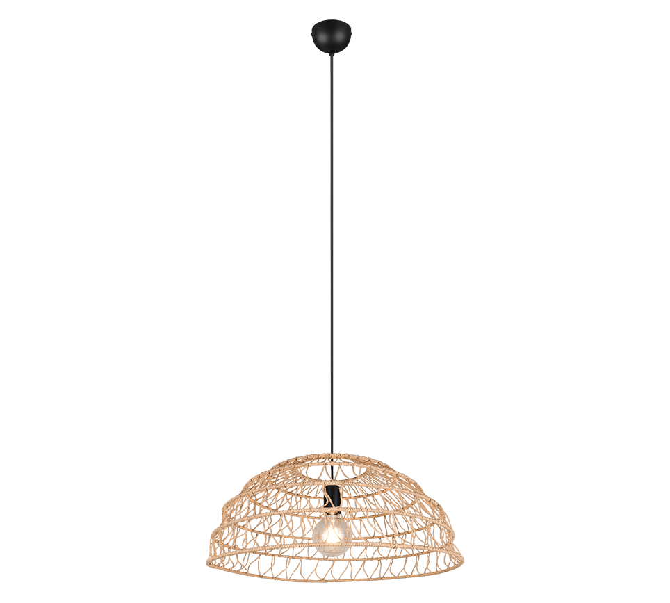 Een hanglamp met een gevlochten lampenkap in rieten stijl die aan een zwart snoer hangt. De gloeilamp is zichtbaar door het open, geometrische weefsel van de kap, wat een moderne, minimalistische look creëert.