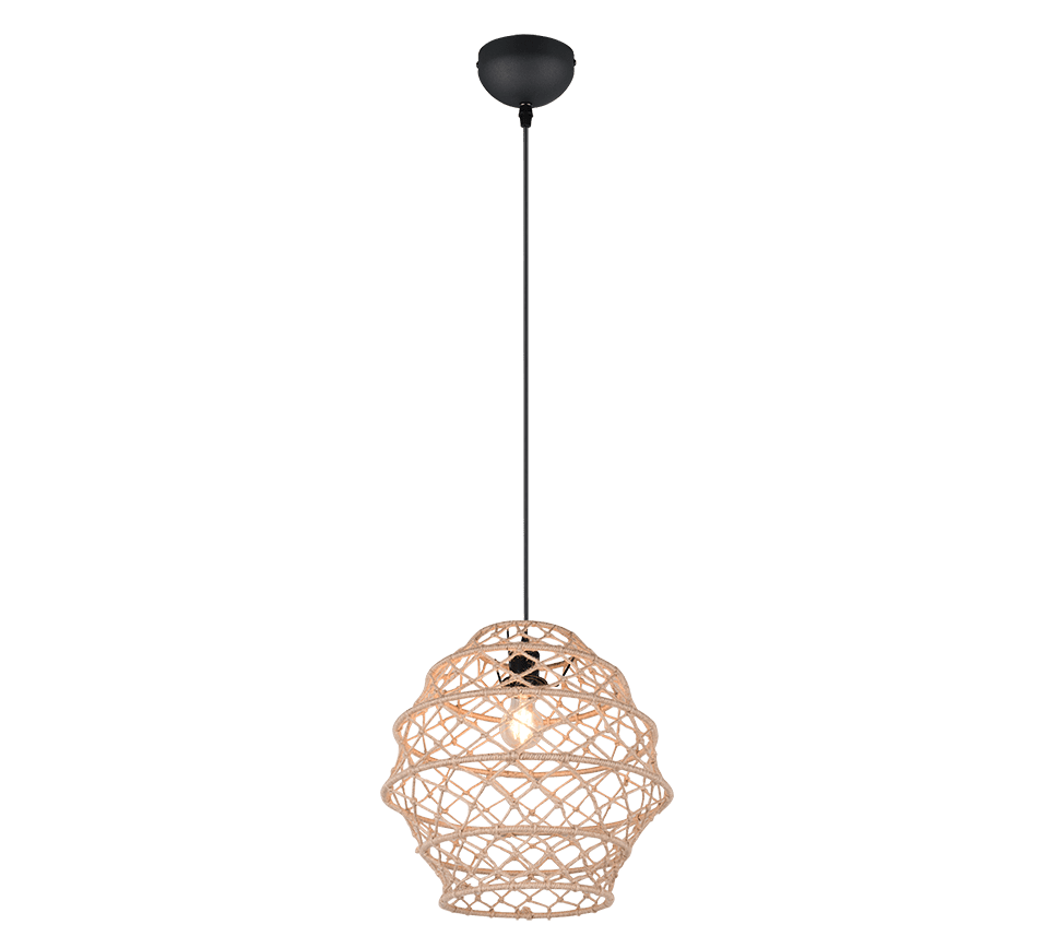 Een moderne hanglamp met een ingewikkeld, geweven ontwerp in een lichtbeige kleur, hangend aan een zwart snoer en armatuur. De gloeilamp is zichtbaar in de open, bolvormige structuur, wat warmte toevoegt aan het algehele uiterlijk.