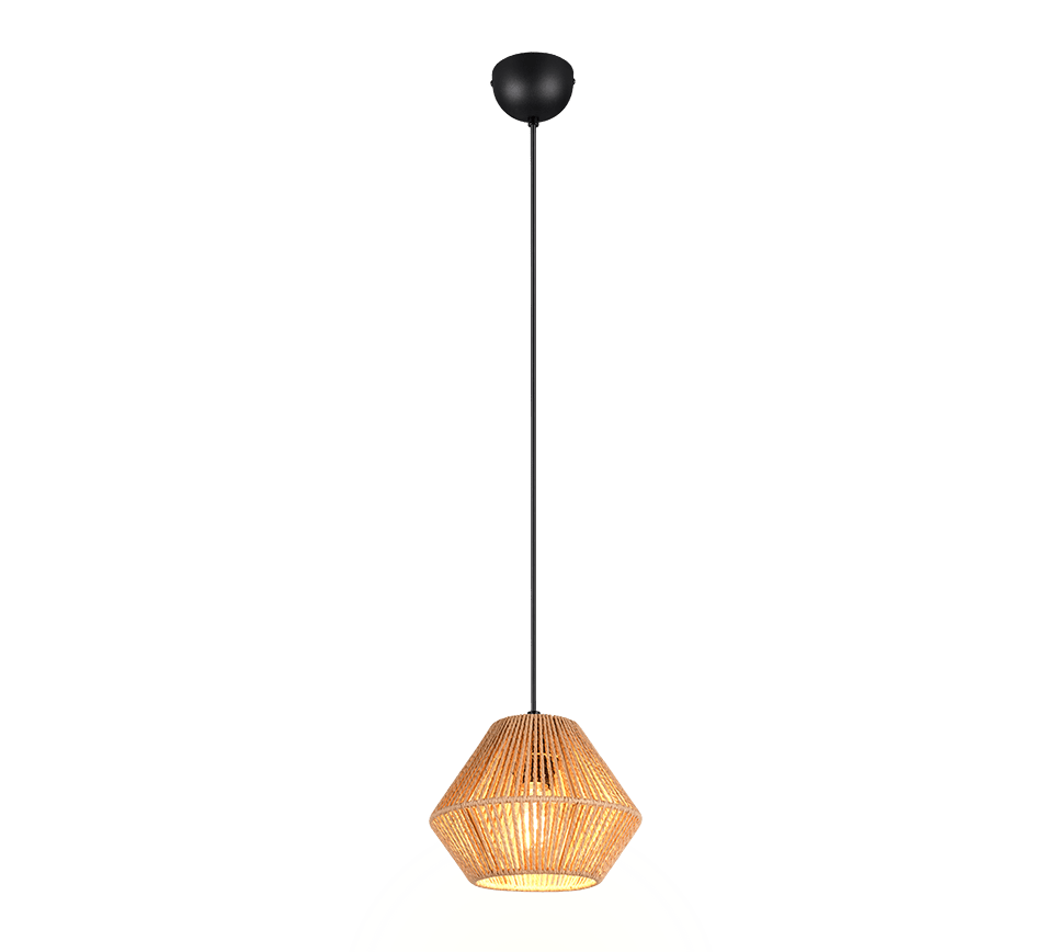 Een hangende hanglamp met een kap van gevlochten riet in een zeshoekige vorm, opgehangen aan een zwart snoer aan een zwarte plafondbevestiging, die een warm licht verspreidt.