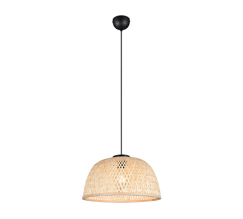 Een geweven rotan hanglamp met een zwarte plafondbevestiging en snoer. De kap is koepelvormig en heeft een roosterpatroon waardoor het licht erdoorheen kan filteren, wat een warme en uitnodigende ambiance creëert.