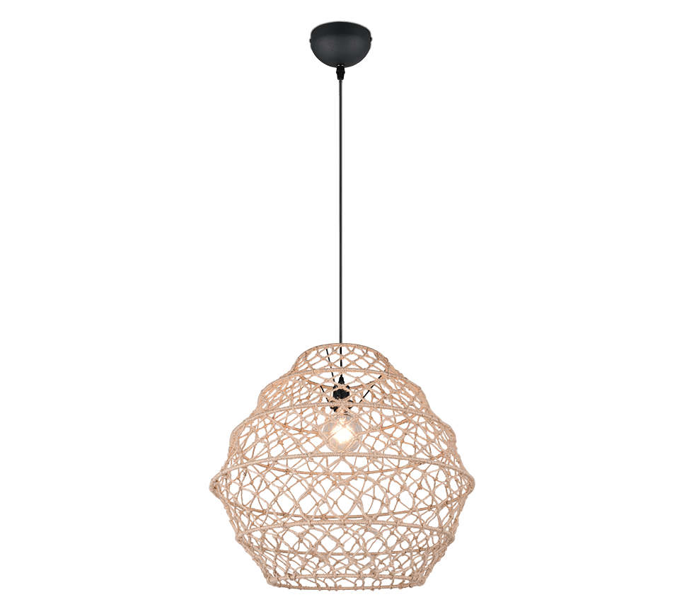Hangende hanglamp in rieten stijl met een geweven patroon, met een enkele lamp zichtbaar in het midden. Het heeft een zwart snoer en plafondbevestiging.