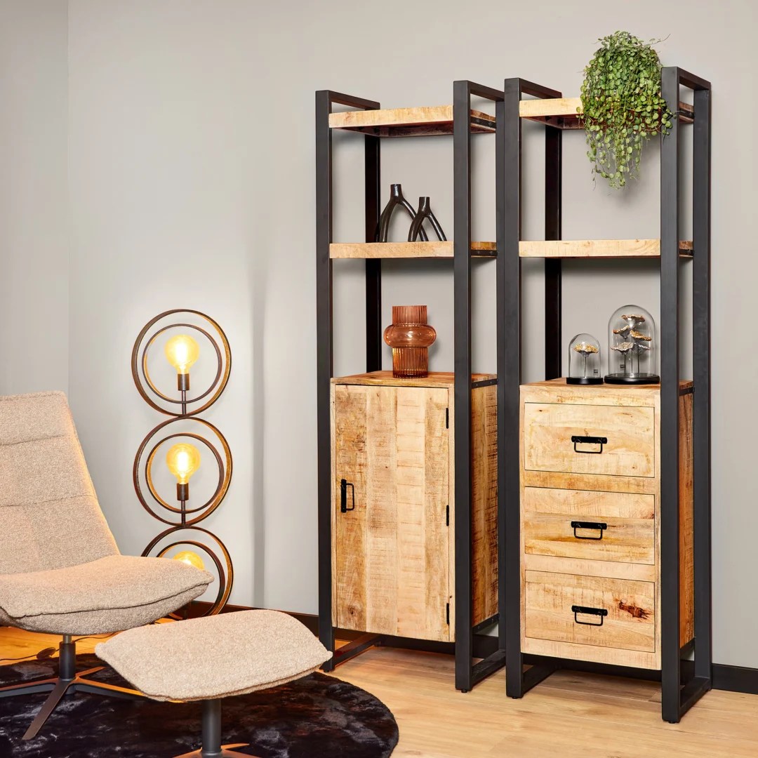 De REALITY Tafellamp LENNON is een moderne tafellamp met een mat oranje afwerking, een koepelvormige kap en een conische voet in een op paddenstoelen geïnspireerd ontwerp, afgebeeld op een witte achtergrond.