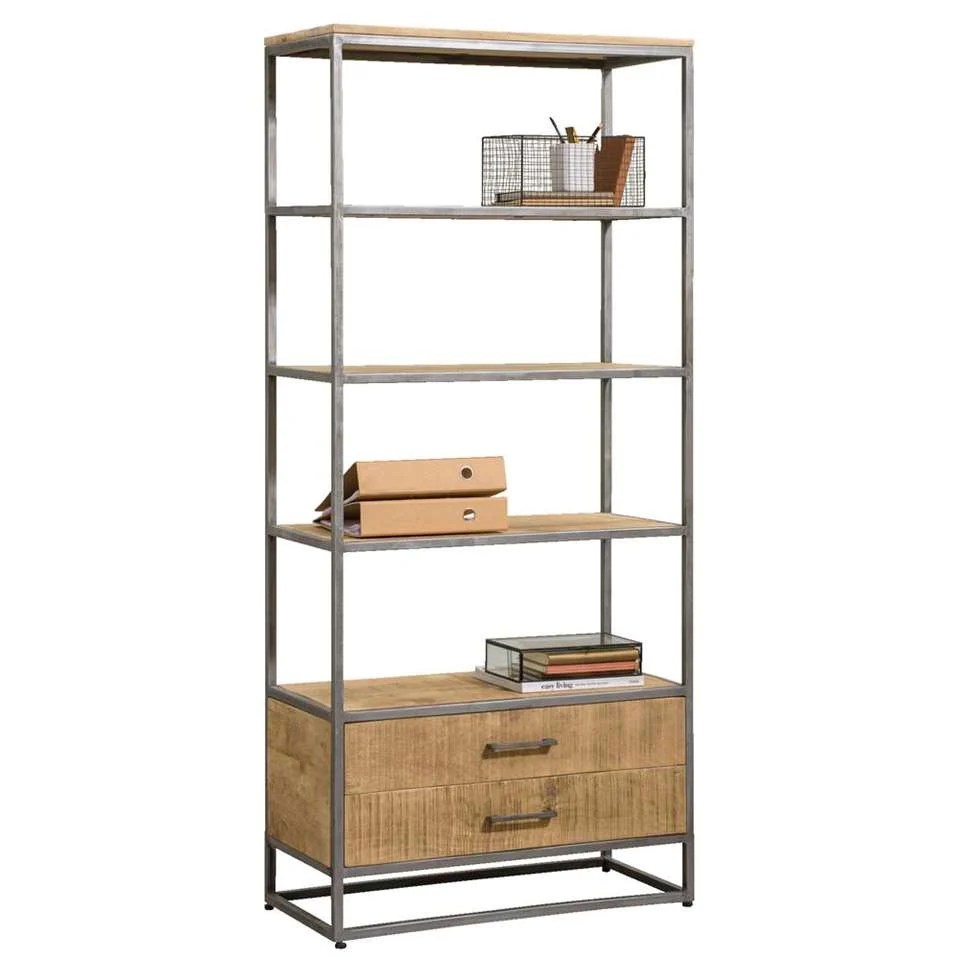 De Boekenkast Lagoon 80 cm Mango Naturel is een hoge, open kast met een metalen frame, mangohouten planken en twee grote onderste laden. Op de planken staan een draadmand, boeken en archiefdozen.