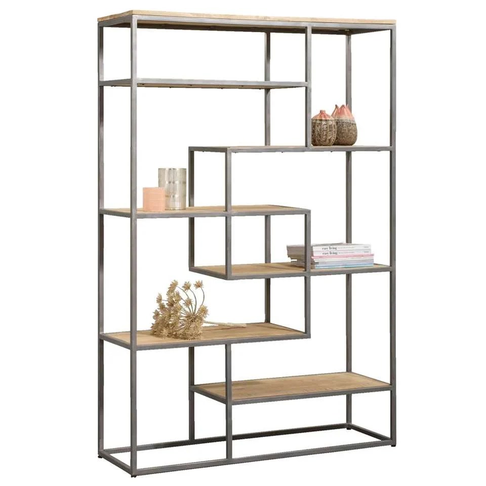 De Wandmeubel Lagoon 120 cm Mango Naturel is een moderne open metalen boekenplank met lichte mangohouten planken in een geometrisch, asymmetrisch ontwerp, perfect voor het uitstallen van boeken, glaswerk, schalen en droogbloemen.