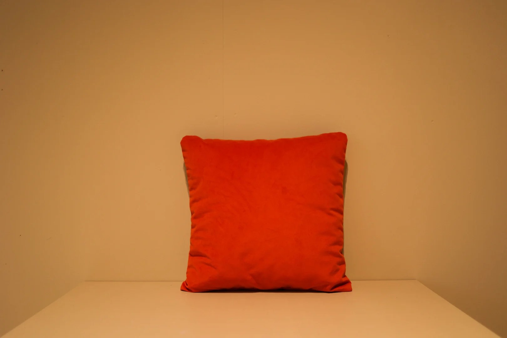 De TRIO Tafellamp Bale heeft een cilindrische stoffen voet en bijpassende ronde lampenkap in lichtbeige, die een warme gloed uitstraalt als hij aanstaat. Een zwart netsnoer komt uit de voet.