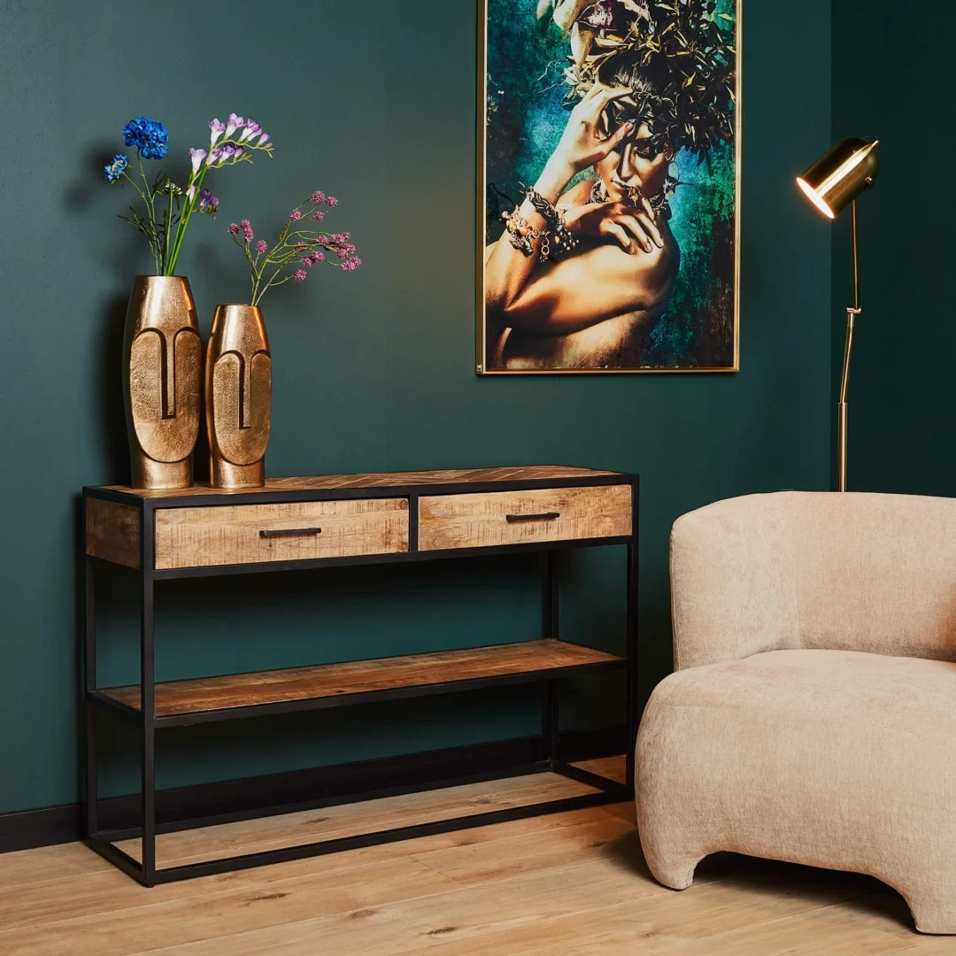 De TRIO Tafellamp Monza is een moderne witte lamp met een ronde voet, slanke gebogen stang en ronde verlichte kop. Afgebeeld tegen een effen witte achtergrond met het netsnoer dat uit de voet steekt.