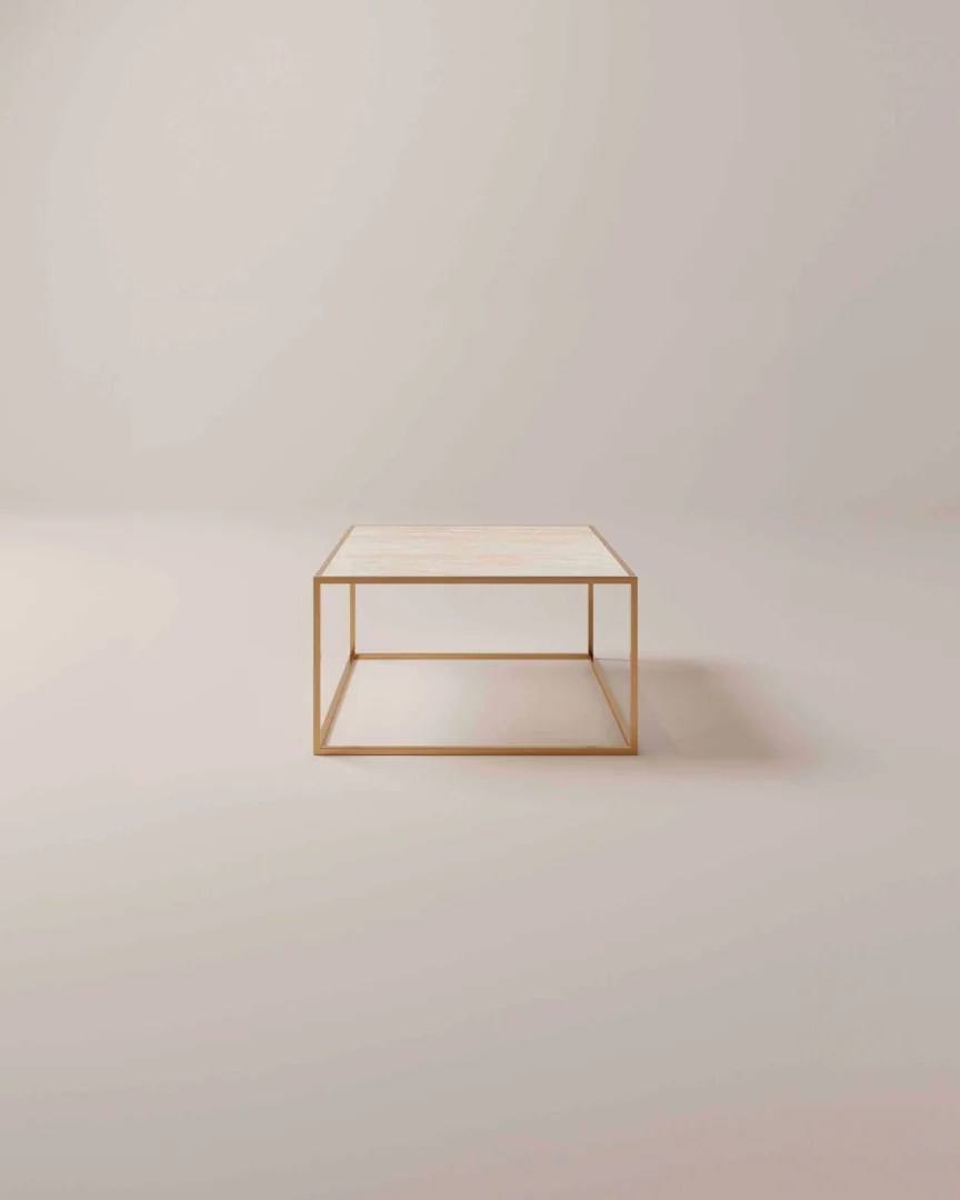 De TRIO Tafellamp Blaze heeft een minimalistisch ontwerp met een zwarte ronde voet en twee in elkaar verstrengelde golvende LED-strips: een gouden en een witte. Hij is plug-in met een zichtbaar zwart snoer en voegt moderne stijl toe aan elke ruimte.