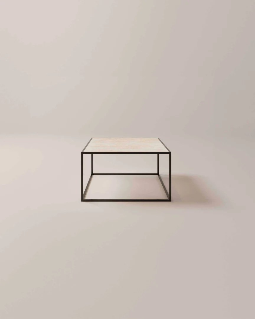 De TRIO Tafellamp Blaze heeft een modern, sculpturaal golfvormig ontwerp met een centrale verlichte strip en staat op een ronde voet tegen een witte achtergrond.
