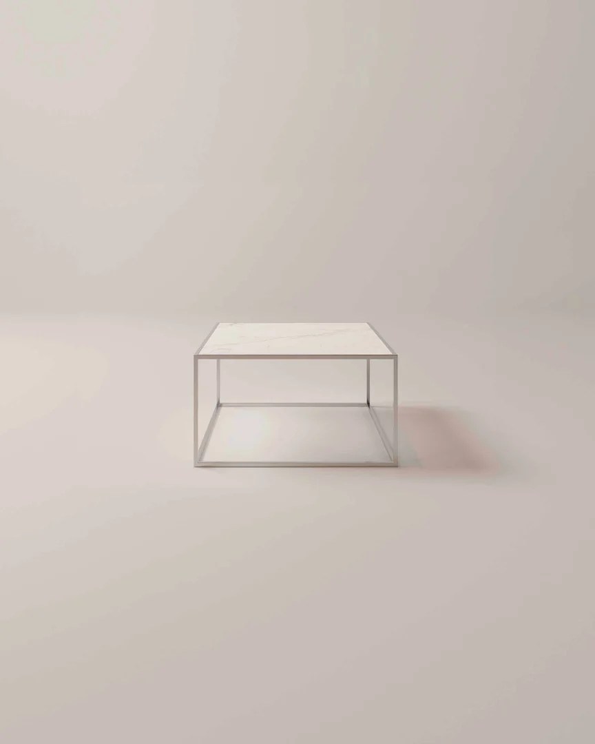 De TRIO Tafellamp Amsterdam is een moderne witte verstelbare bureaulamp met drie scharnierpunten, rode accentdraden, een ronde LED-kop en een ronde voet tegen een effen witte achtergrond.