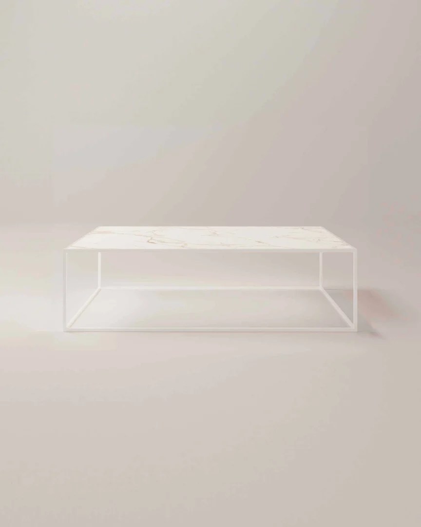 De TRIO Tafellamp Manduro is een moderne witte bureaulamp met een ronde voet, verstelbare arm, strak minimalistisch ontwerp, ronde lampenkap en zichtbaar netsnoer. Hij wordt ingeschakeld en straalt licht uit.