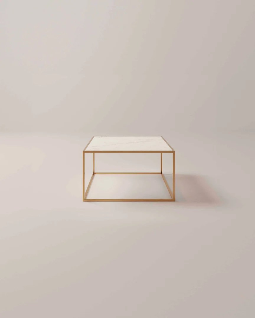 De TRIO Tafellamp Lyon heeft een moderne cilindrische zilveren voet en een beige stoffen lampenkap, rechtopstaand tegen een effen achtergrond.