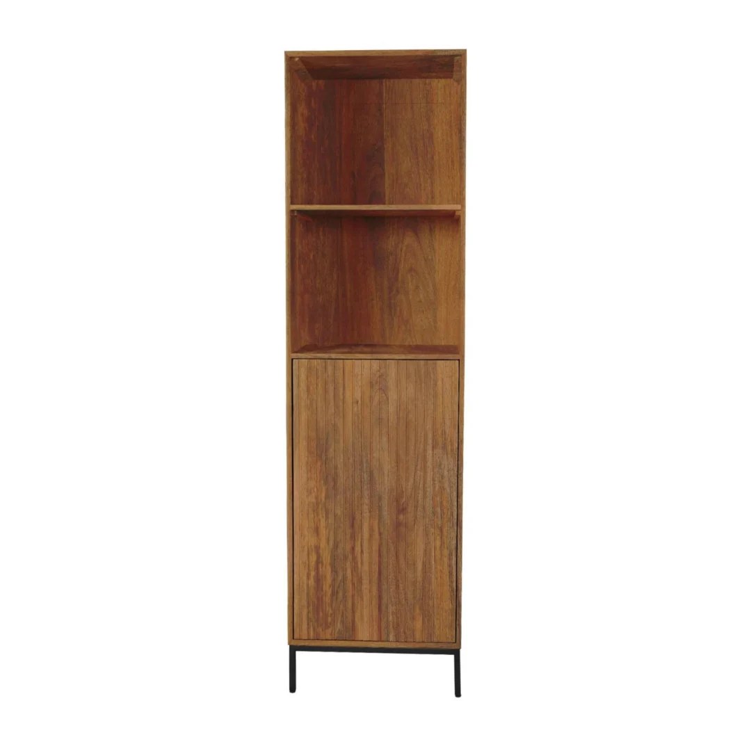 De Boekenkast Madison Naturel 55 cm is een hoge, rechthoekige houten boekenplank met twee open planken erboven en een gesloten kast met een houten deur eronder, allemaal ondersteund door vier slanke zwarte poten.