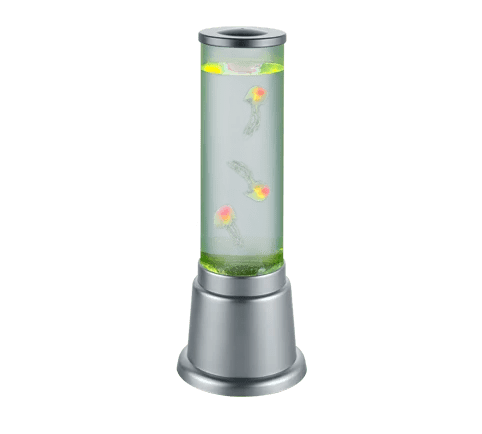 De REALITY Tafellamp JELLY is een cilindervormige lamp met zilveren details, gevuld met groen getint water en met daarin drie drijvende kunstkwallen.