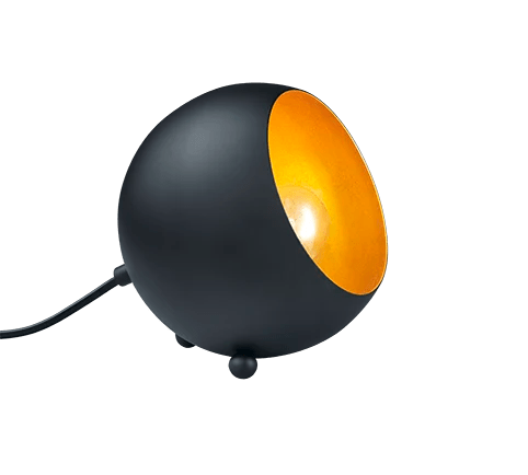 De REALITY Tafellamp BILLY is een moderne, bolvormige zwarte bureaulamp met een fel oranje binnenkant, zichtbare lamp, opwaartse hoek en zwart netsnoer.