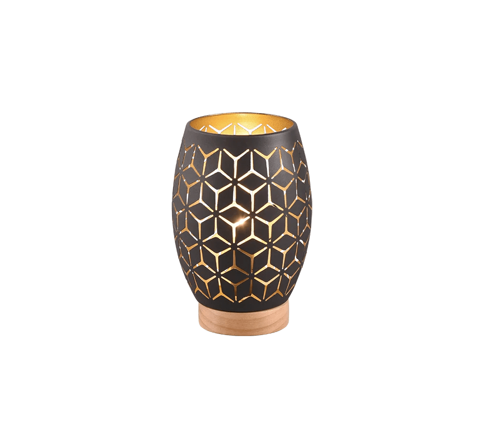 De REALITY Tafellamp BIDAR is een cilindervormige zwarte lamp met een geometrisch uitgesneden patroon, met een warme gouden binnenkant die gloeit wanneer hij brandt, en staat op een stijlvolle houten voet.