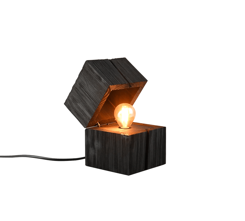 De TRIO Tafellamp TREASURE heeft een gloeiende gloeilamp in een open, donkere houten kistvormige lamp waarvan het deksel openstaat en een elektrisch snoer uitsteekt.