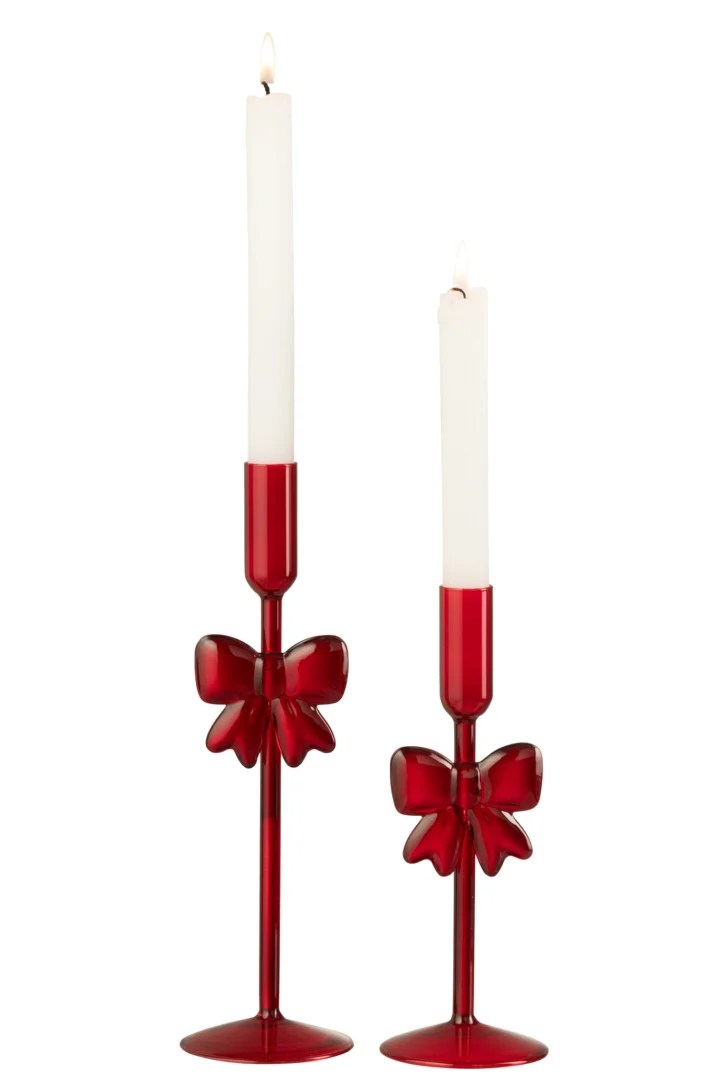 Twee brandende witte kaarsen in Kaarsenhouder Glas Donkerrood Set van 2, elk met een decoratieve strik aan de voet. De donkerrode glazen houders zijn van verschillende hoogtes, waardoor een elegante en feestelijke display ontstaat.