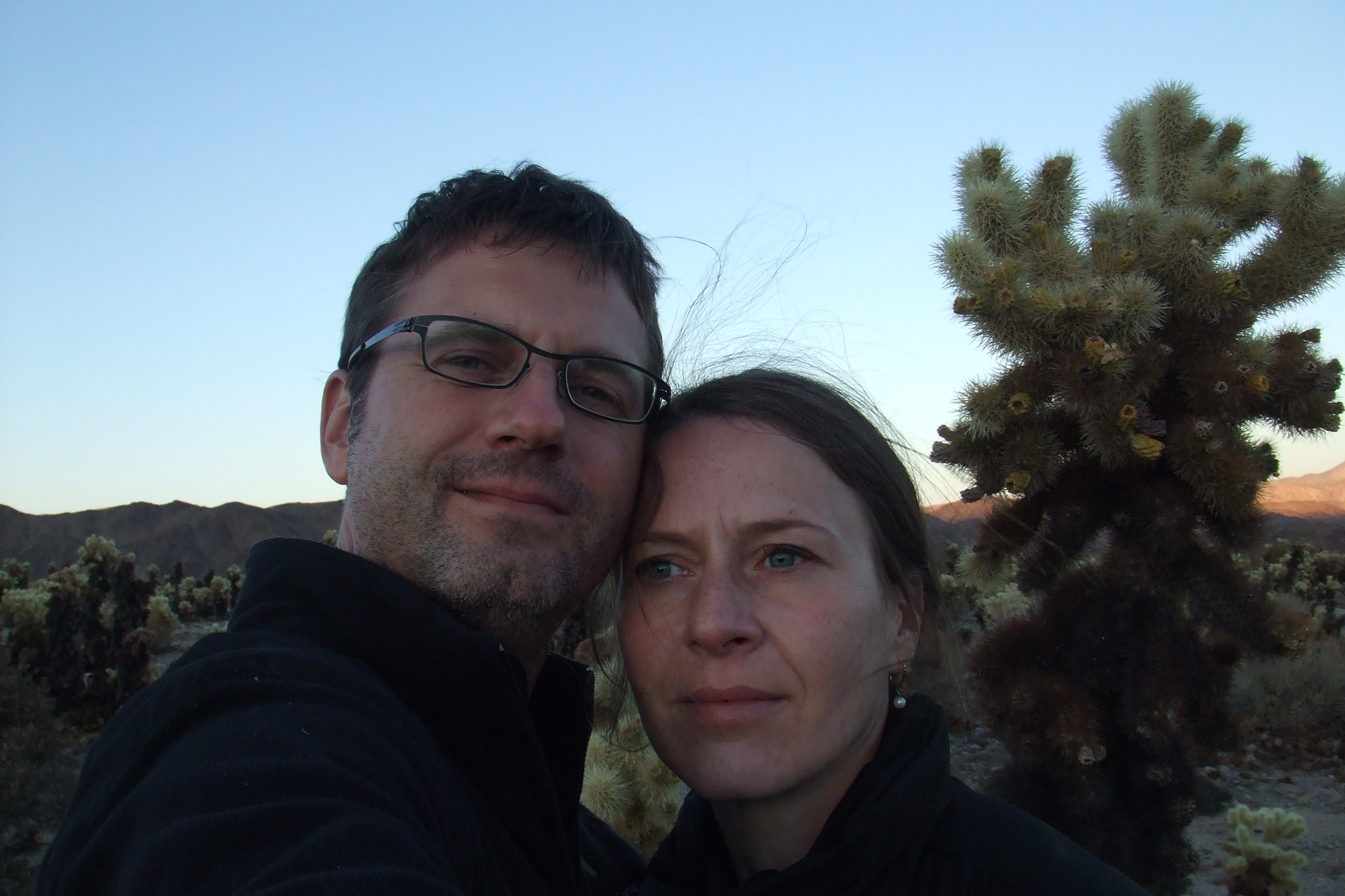 Chris zwischen zwei Kakteen