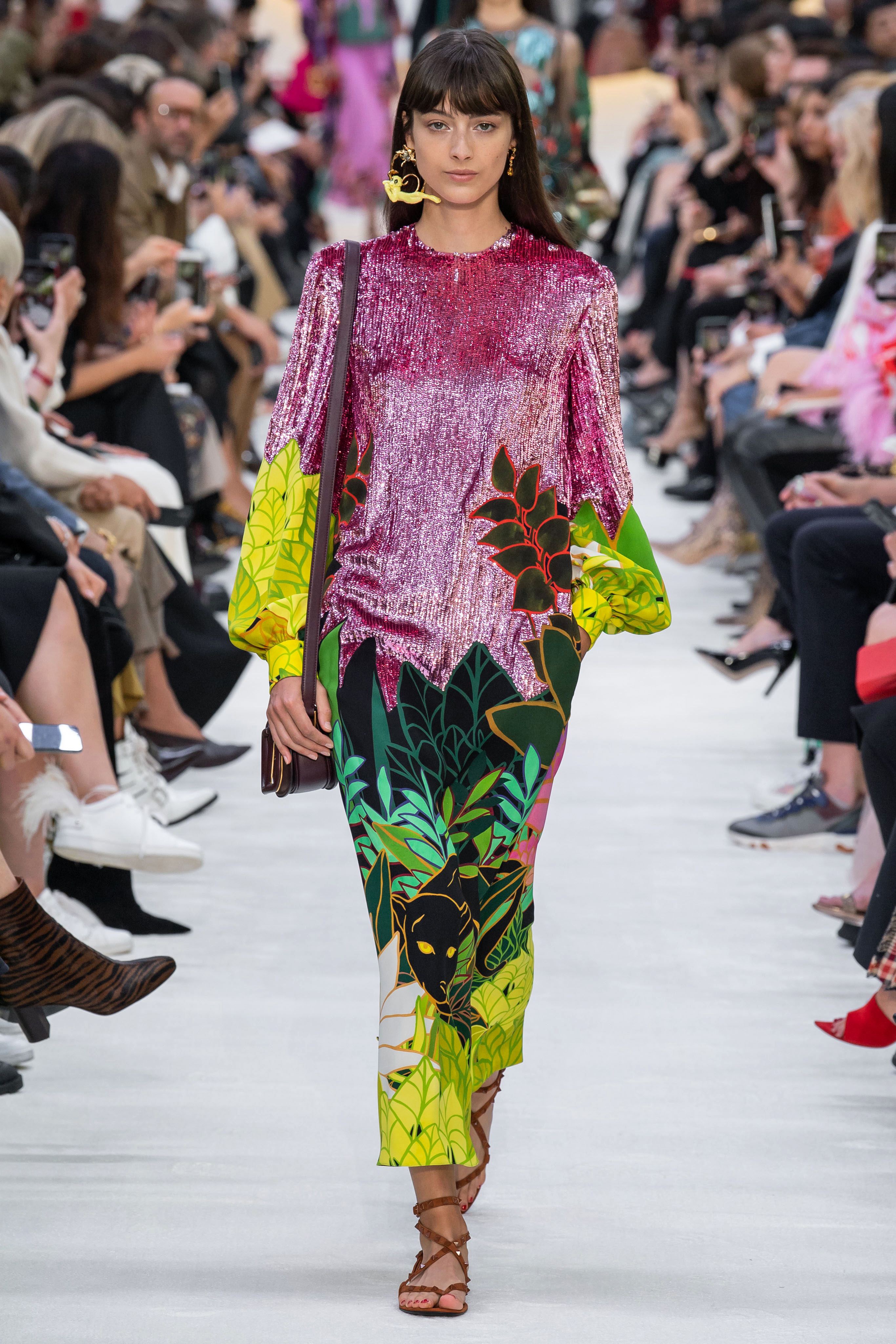 The FIVE biggest trends from the Paris Fashion Week Spring/Summer 2020 runways, broken down for you! | As top CINCO tendências da Semana de Moda Paris Spring/Summer 2020!  Photo via Vogue
Valentino maximalism | maximalista