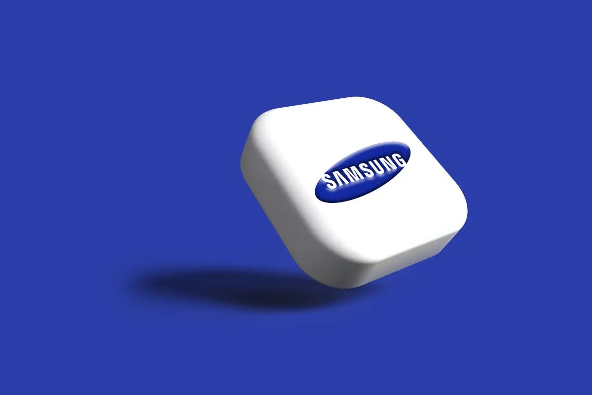 Samsung logo on a white charger against a blue background from Stockmark.it
