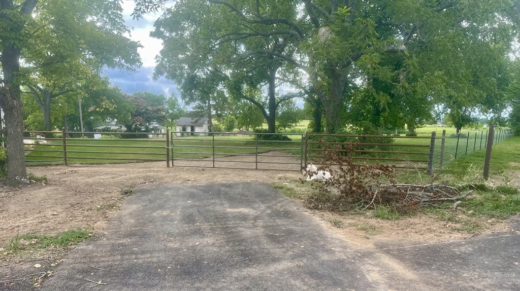 affordable residential fencing installation near Springfield, MO by Stokes Fence Co.