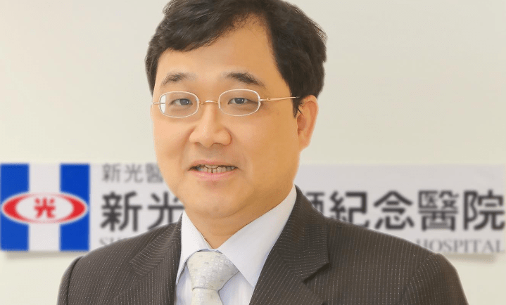 藥劑師在藥局整理架上藥品，展現醫療體系供藥韌性。