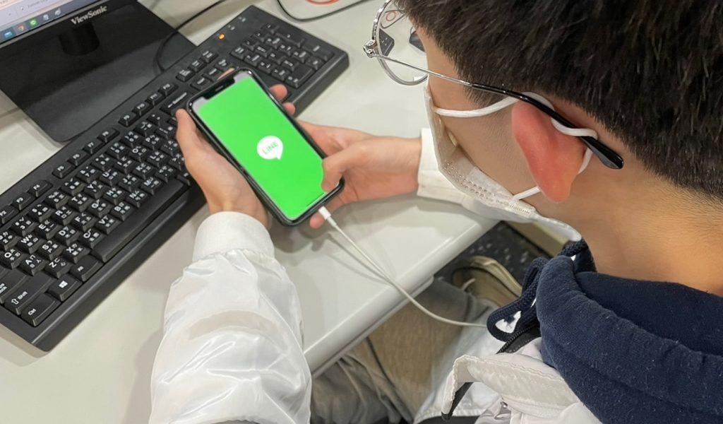 Siri 正在讀取 LINE 內已收回的訊息內容