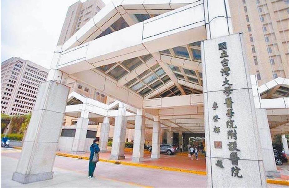 醫學中心大廳人潮擁擠，民眾排隊等待電腦斷層檢查