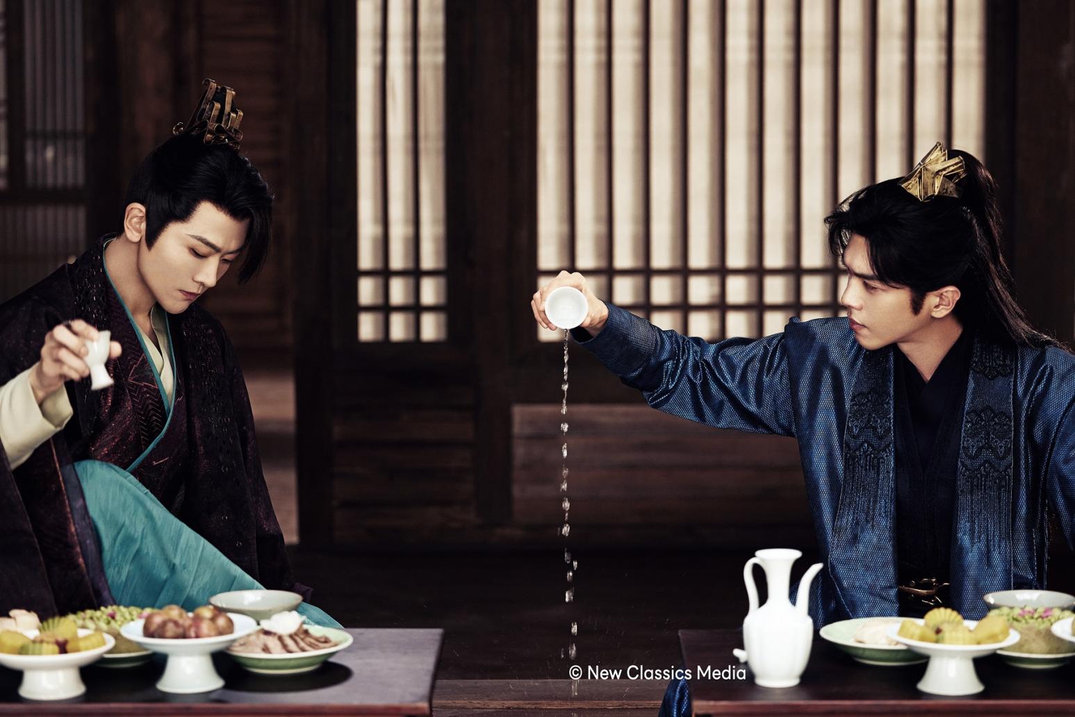 陳萍萍神情肅穆坐於輪椅，以深邃眼神展現權力博弈。