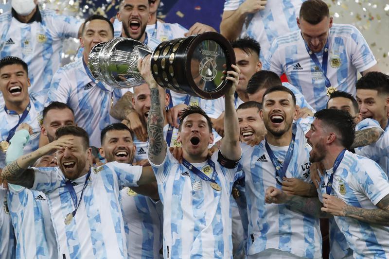 photo Copa America Trophy Messi 2