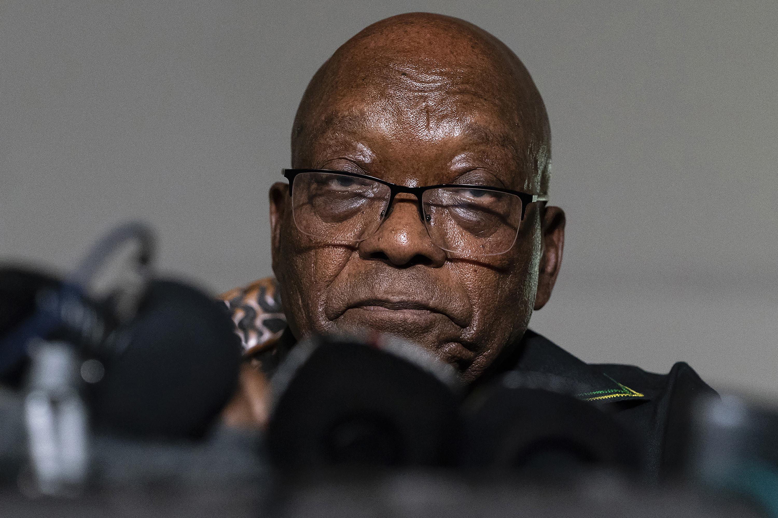 Shops were looted overnight and a section of the m2 highway was closed in johannesburg on sunday as violence following the jailing of the former south african president jacob zuma. Bswvsktglshxtm