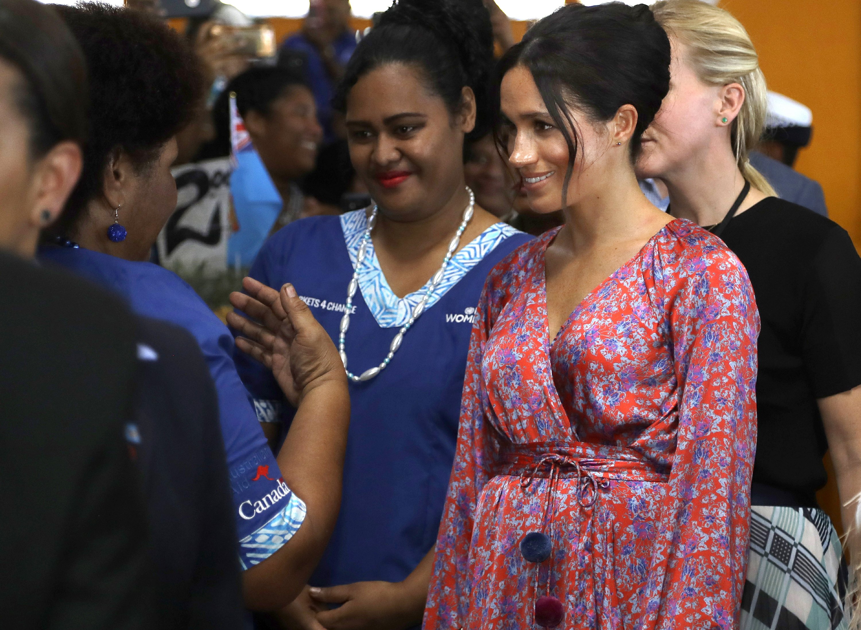 01/09/2018 · indigenous fijians are descended from the lapita peoples, a seafaring group from eastern indonesia or the philippines who probably arrived in the fiji islands during the second millennium b.c.e. Meghan Rushed Through Fiji Market Filled With Royal Watchers