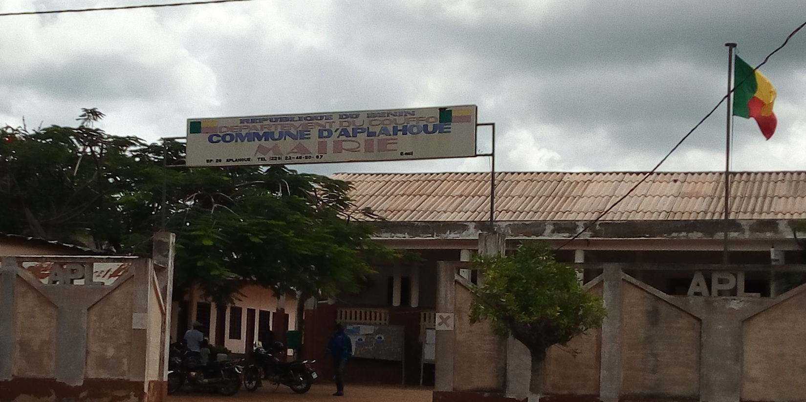Mairie_Aplahoue_vue_de_face_cropped.jpg