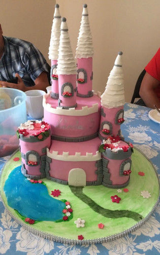 Motivtorte Zweistockig Prinzessin Schloss Cupcake4you