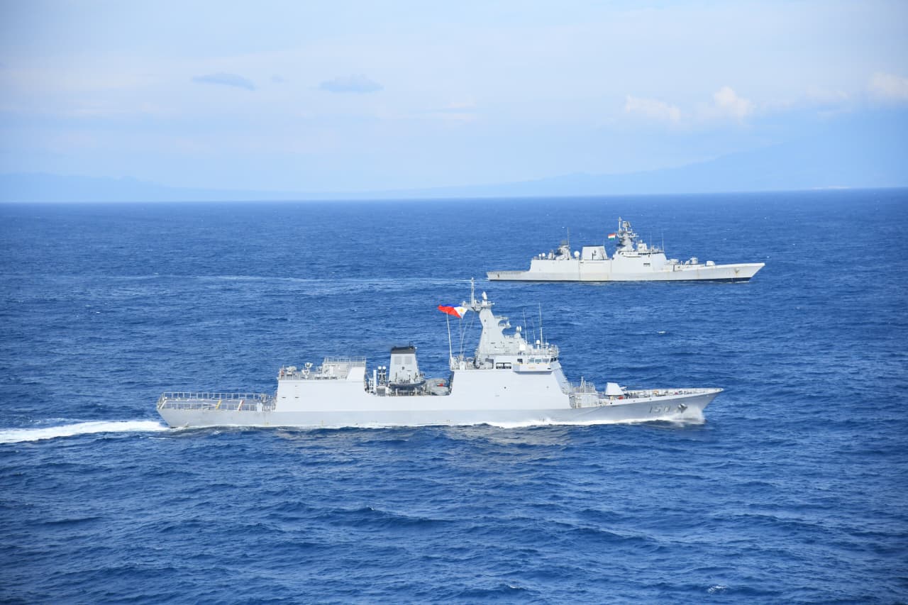 INS Sahyadri in exercises with the Philippine Navy | Photo: Indian Navy