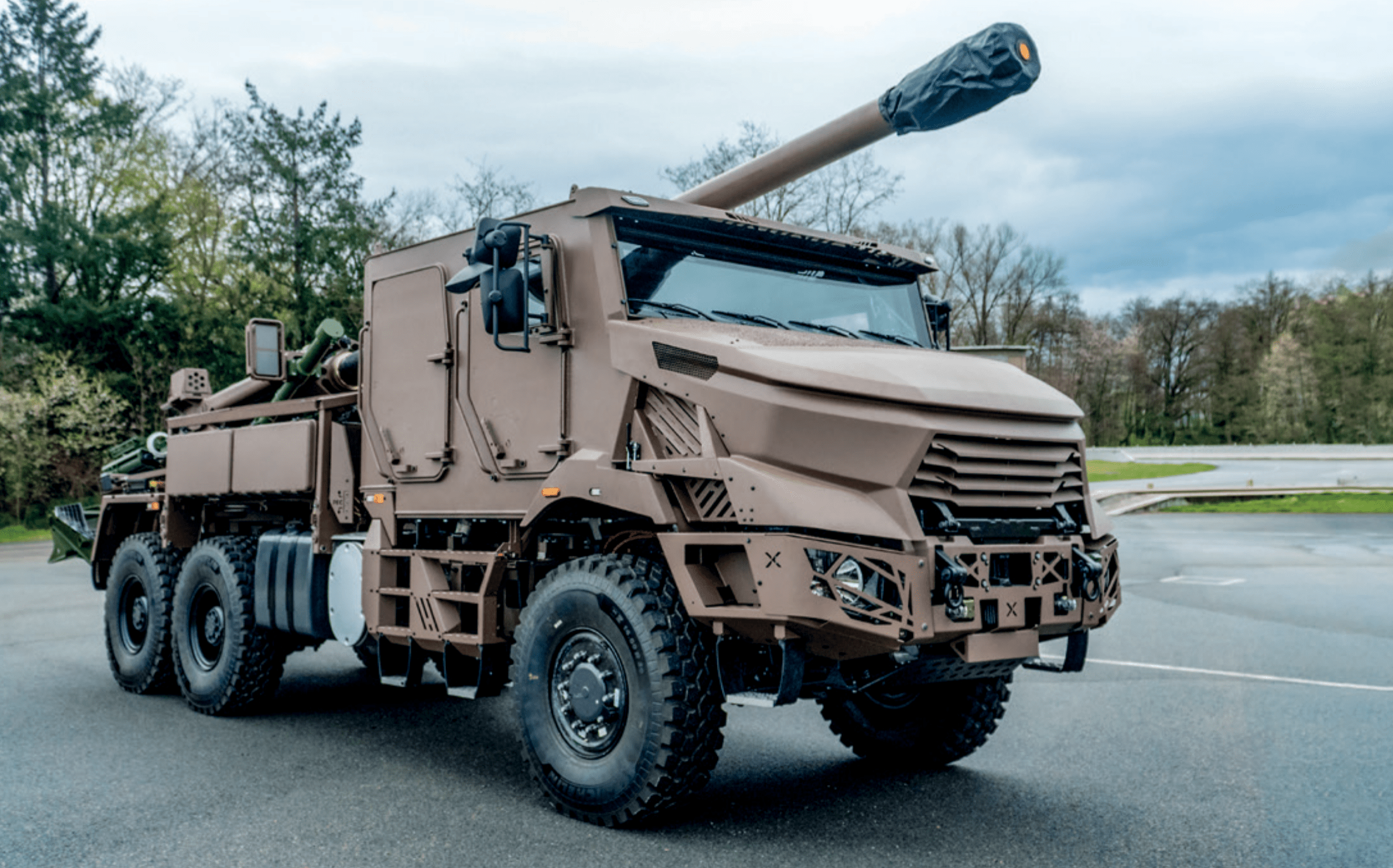 The CAESAR MK2 is a 155mm / 52-calibre self-propelled howitzer that includes reinforced ballistic protection and a new Volvo engine. It can be operated by a crew of three to five personnel | Photo: KNDS