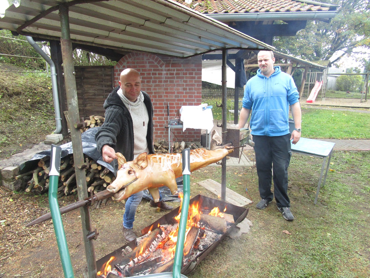 Thomas Knobloch (links) und Karsten Hacke bändigen das Schwein.