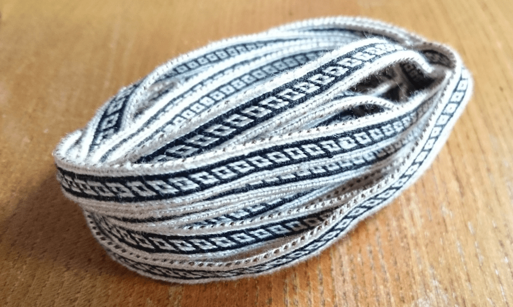 First experiment with silk: warp in 20/2 nm silk, weft no 15 crochet cotton.