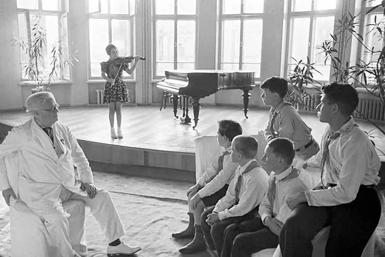 Violin teacher Pyotr Stolyarsky with students
