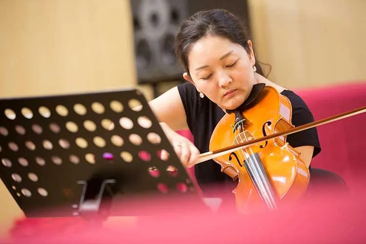 Violist Su Zhen served as a judge at the Fourth China International Violin and Bow Making Competition