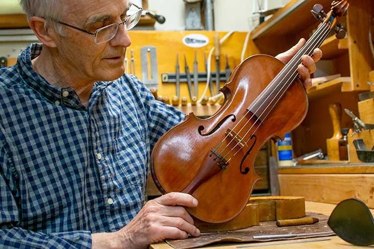 Andrew Carruthers with Redwood Violin, photo by Bill Evans