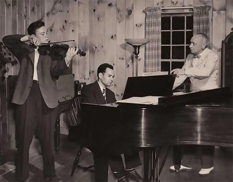 Gordon, left, with pianist Irwin Hoffman and conductor Serge Koussevitzky, rehearsing the Mendelssohn at Tanglewood