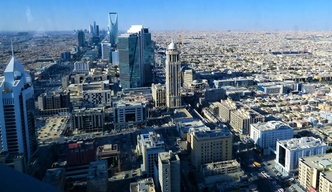 Modern hyperscale data center infrastructure in Saudi Arabia supporting AI and cloud computing growth